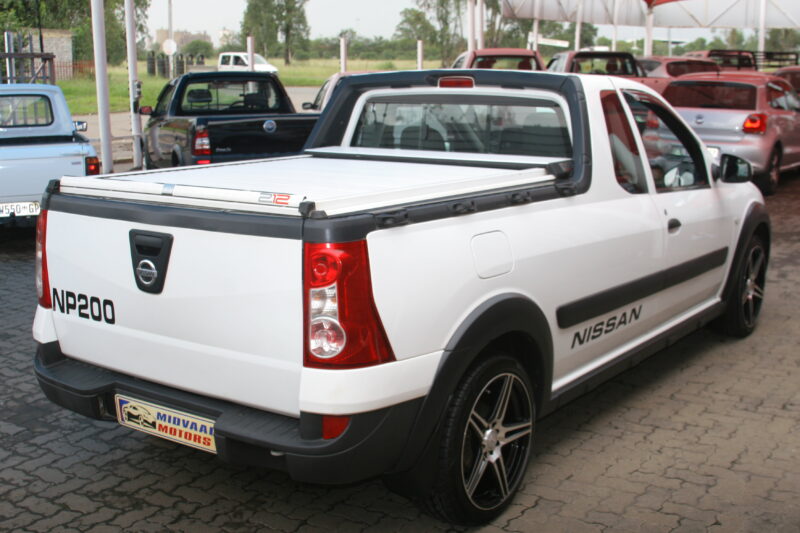 2012 NISSAN NP200 1.6 PETROL - MANY EXTRAS - Image 8
